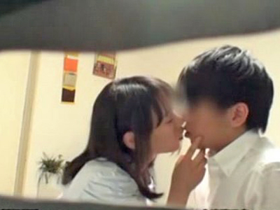 息子と家庭教師の間柄を疑った母が仕込んだ秘密撮影カメラに映っていた一部始終