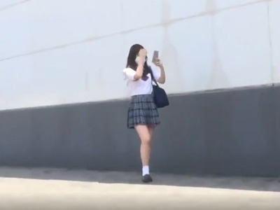 背伸びした細身JKを電車内で凌辱プレイ
