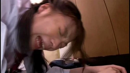 ＜JC・強姦＞中学生の女の子が媚薬が塗られた男性器を咥え込み、その後、エロ男に自宅に連れて行かれて残忍にレイプされます。