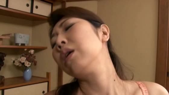 テーブルの角で慰めするような母が息子に69で跨がりフェラ抜き