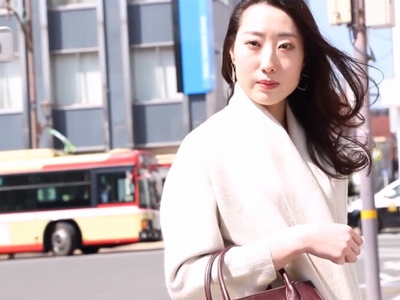 「寂しいんです…」旦那と仲悪くはないと言いながらも野外でデカチン欲しがる超変態妻ｗ