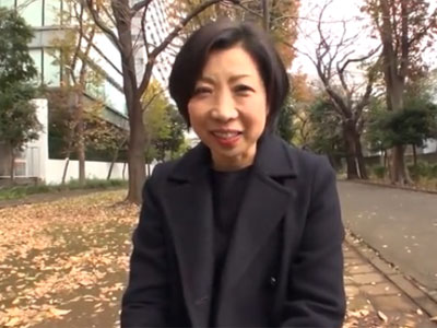 欲求不満で自分から応募してきた変態熟女妻に遠慮なく生中出し