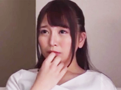 隣人の男に欲求不満を見抜かれ夫のそばでイラマレイプされる美主婦