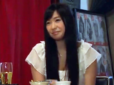 ダーツバーでチンポを急にハメられて驚きながらも感じてしまうお姉さんにぶっかけ