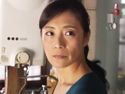 大学生の息子にレイプされるも感じてしまう美美魔女ママ