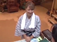 旅館の備品を壊しちゃった母娘にエッチ強要→親子丼中出し！