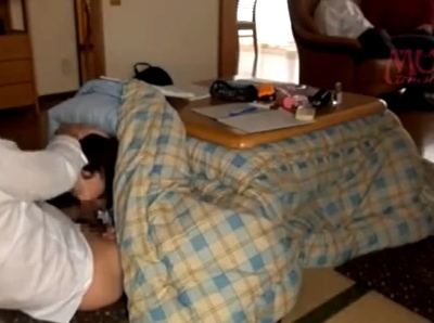 親が向こう側にいるのにコタツの中で妹と性交する鬼畜兄