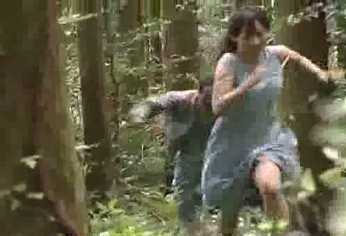 飢えた野獣男が山奥に美女を拉致して逃げるところを追いかけ膣内射精レイプ！