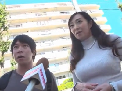 清楚な雰囲気の熟女妻が賞金獲得の為にチンポを手コキ＆チン食べ抜き