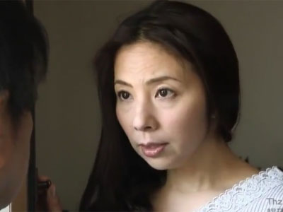 熟れて色気倍増な美熟女妻が近隣住民に迫られて禁断パコ